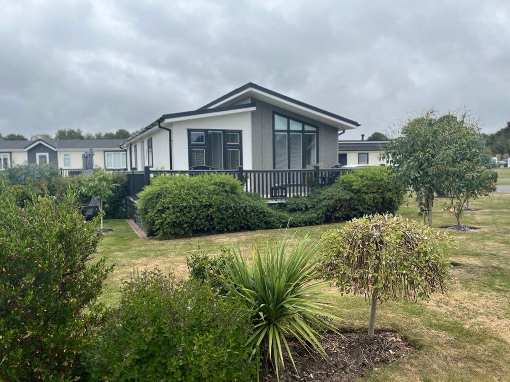 Beautiful residential park home with garden at Gateforth Park